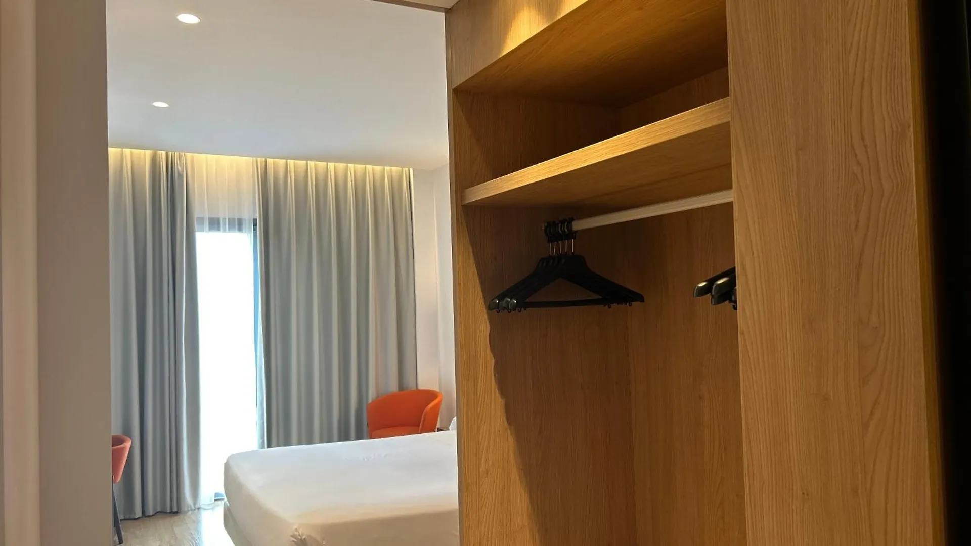 Chi 3*, Barcelona